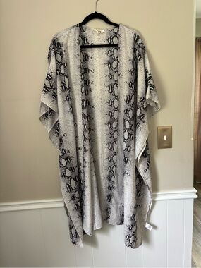 ee:some - Black and White Snake Print Kimono